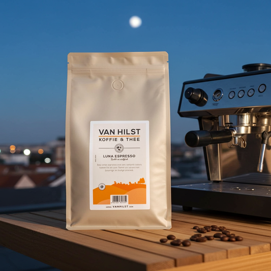 Zak met koffiebonen, op een houten plateau, naast een koffiemachine met op de achtergrond de maan.