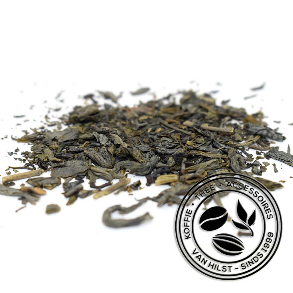 Chun Mee (Edele wenkbrauwen). Deze thee heeft zijn naam te danken aan de vorm van de verwerkte blaadjes. Bij de verwerking van deze thee is een groot vakmanschap nodig om de blaadjes lang genoeg en bij de juiste temperatuur in de juiste vorm te rollen.  Lange, fijne, licht groene blaadjes, met een helder, licht geel aftreksel en een zachte smaak.