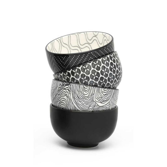 4 verschillende theekommetjes, op elkaar gestapeld, zwart-wit van kleur, die heel mooi bij elkaar passen. Zowel de binnen als de buitenkant is sierlijk gedecoreerd. Bredemeijer - Asia Pucheng