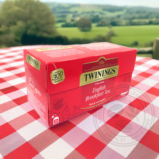 Doosje English Breakfast 25 theezakjes van Twinings, op een rood geblokt tafelkleed, uitzicht op het Engelse platteland (AI).