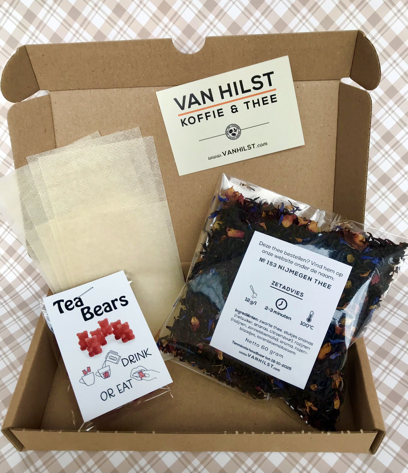 Elke TeaBox bevat een zakje losse thee, 5 theefilters en een zakje TeaBears (eat or drink)