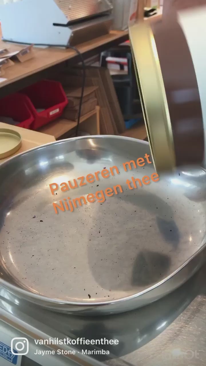 Filmpje over onze Nijmegenthee - Eerst de thee op de weegschaal uitschudden, dan een close-up, dan Michiel die lekker even pauzeert met een kopje Nijmegenthee.