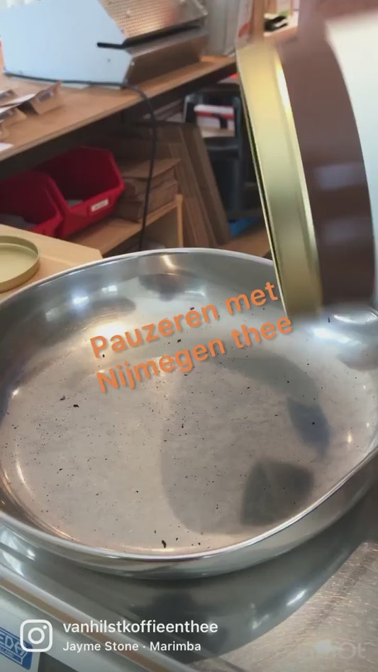 Filmpje over onze Nijmegenthee - Eerst de thee op de weegschaal uitschudden, dan een close-up, dan Michiel die lekker even pauzeert met een kopje Nijmegenthee.