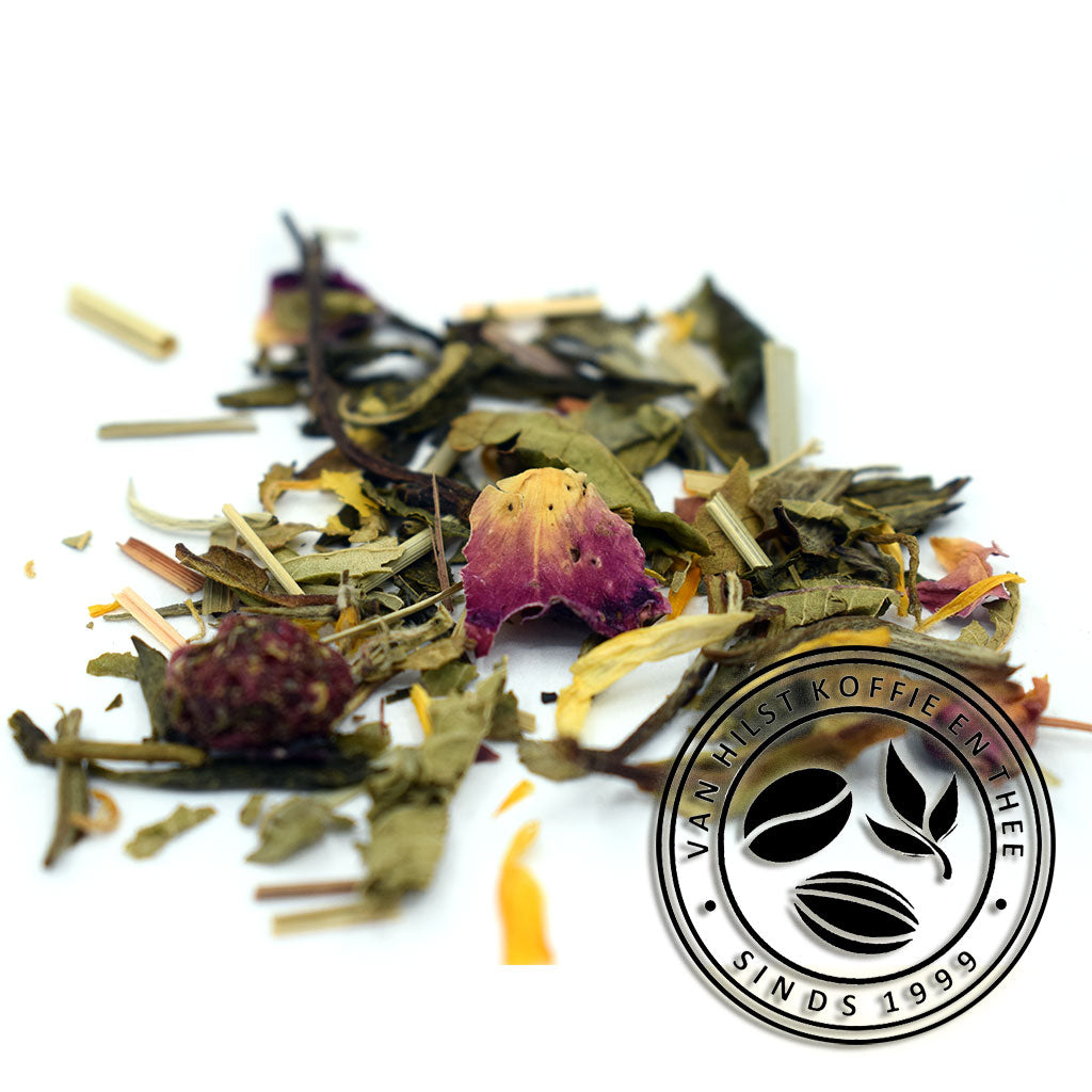 Theemelange met champagne-cassis aroma. Witte thee, groene thee, verbenablad, citroengras, aroma, lemon mirte, zwarte bessen, rode rozenbloesem, zonnebloembloesem, rode bessen.