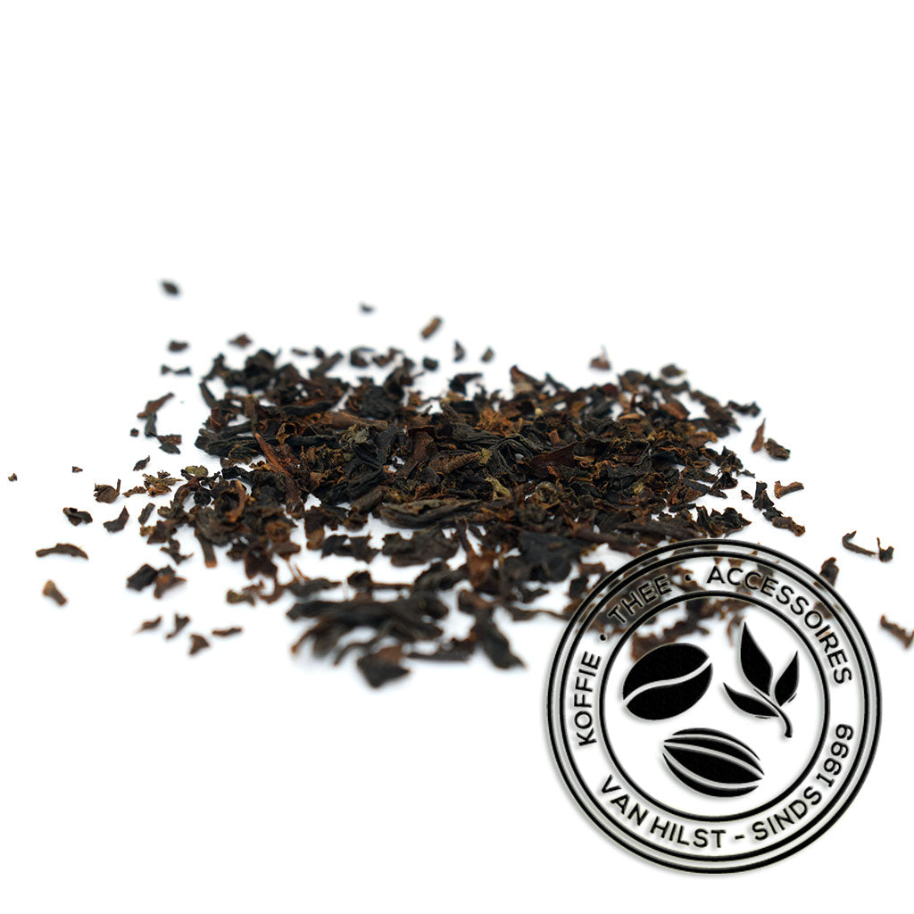 Kistje van de Keizer is een unieke zwarte theemelange van verfijnde Chinese thee en pittige Assam thee, met een vleugje Lapsang.