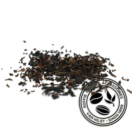 Kistje van de Keizer is een unieke zwarte theemelange van verfijnde Chinese thee en pittige Assam thee, met een vleugje Lapsang.