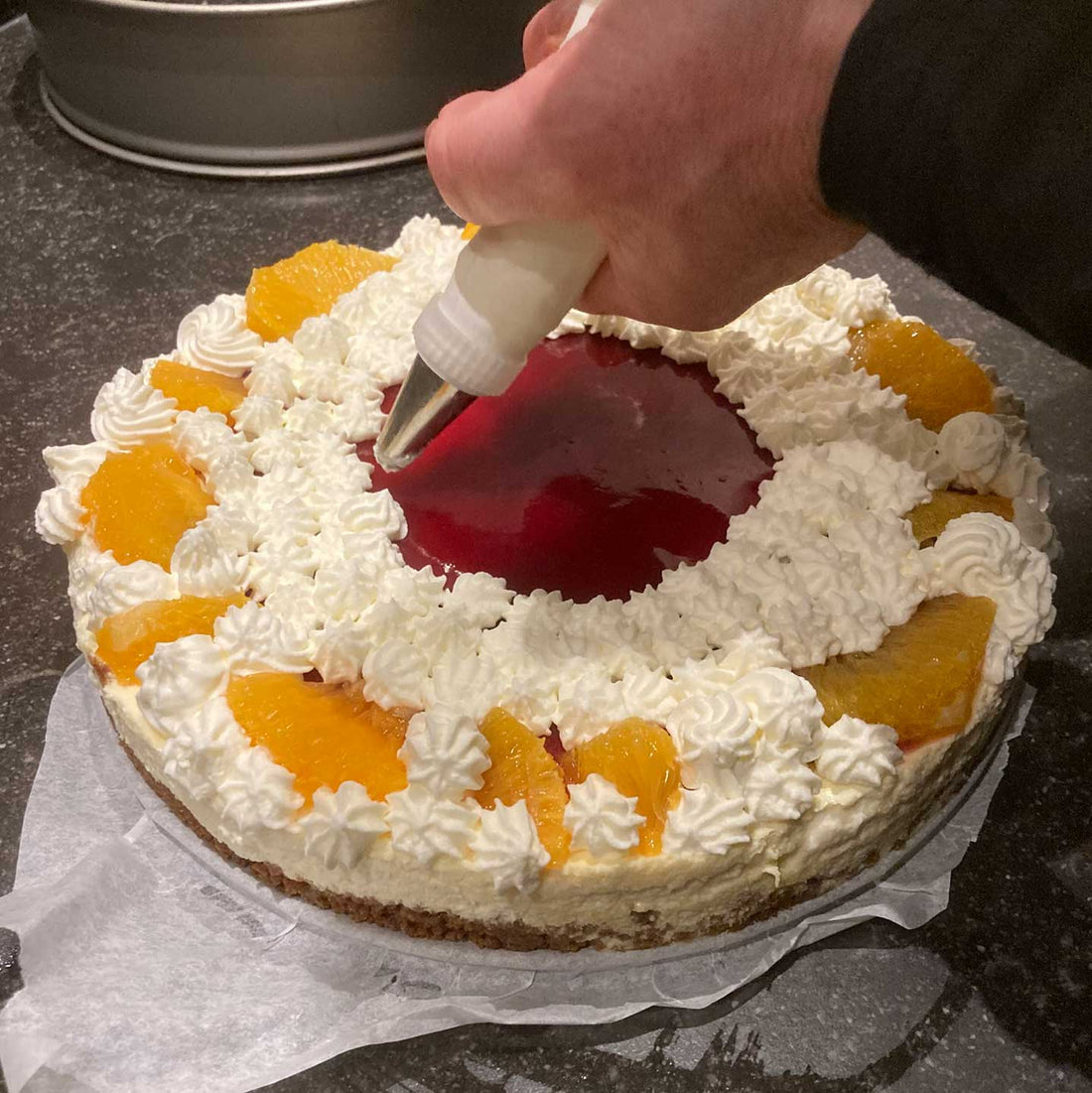 Frisse Sinaasappeltaart met thee op de bodem