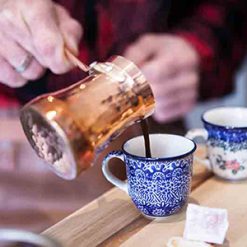 Koffie wordt in een Bunzlau Castle Tulpmokje geschonken