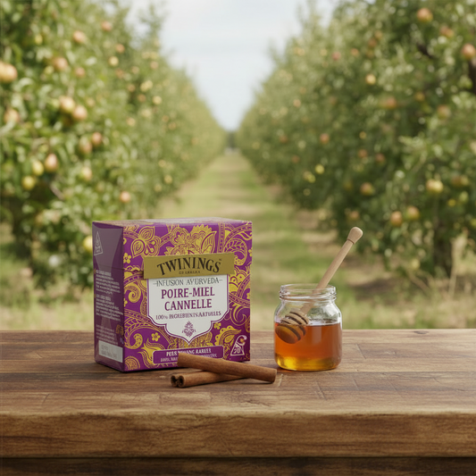 AI gegenereerd beeld van een doosje Twinings Peer Honing en Kaneel thee. Met ernaast een potje honingen 2 kaneelstokjes. Buiten in een perenboomgaard.