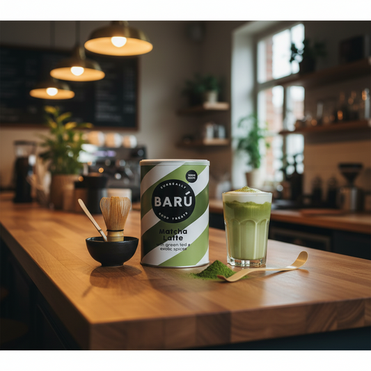 AI gegenereerd beeld van Barú Matcha Latte op een werkblad van een koffiebar.