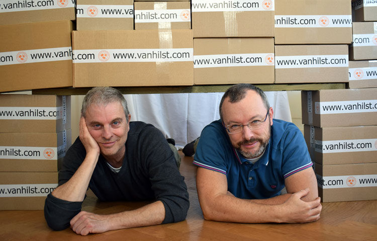 Van Hilst Koffie en Thee: Cor van Hilst en Michiel Hautvast onder een stapel bestellingen met als opdruk: www.vanhilst.com