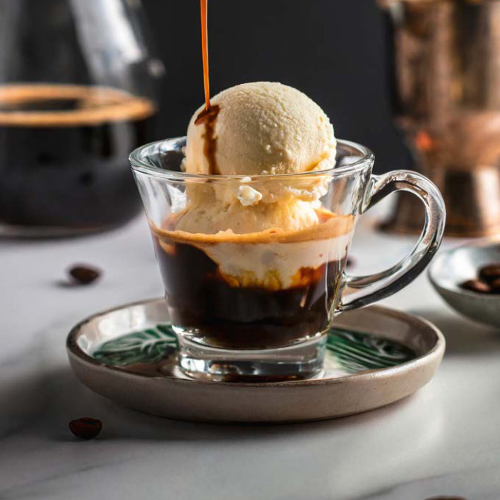 Espresso Affogati met vanilleijs, zomerkoffie en een vleugje hazelnootsiroop.