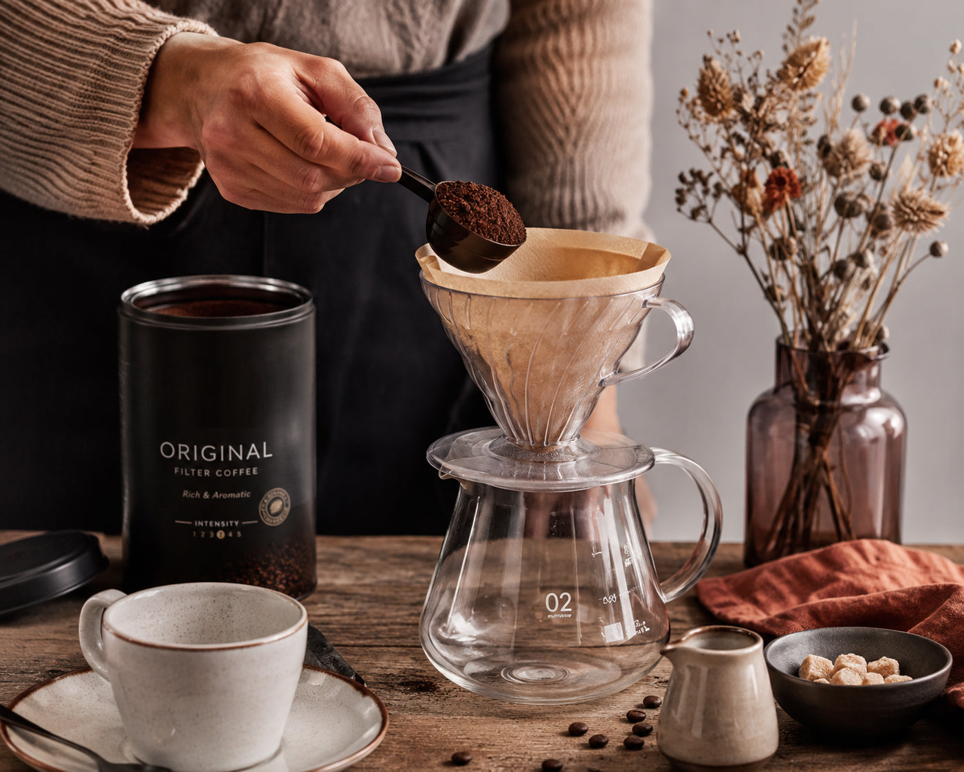 Gegenereerd beeld van iemand die gemalen koffie in een filter doet om koffie te gaan zetten.