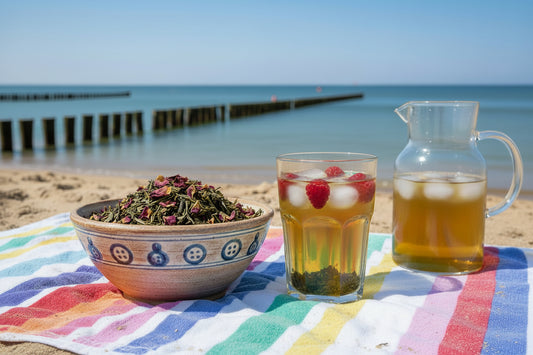 Springtime Green groene thee op een zomer strand. Lekker om fruitige ijsthee van te maken. Gegenereerd beeld.
