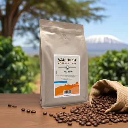 Gegenereerd beeld van een zak Tnazania Koffiebonen, ernaast een klein Jute zakje met koffiebonen en op de achtergrond Mount Kilimanjaro.