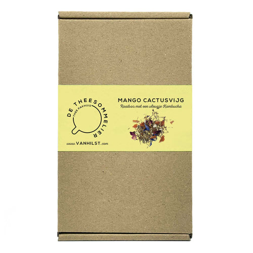 TeaBox - Kraft (bruin) doosje met gele sticker en opdruk: De Theesommelier - Mango Cactusvijg, rooibos met een vleugje kombucha. www.vanhilst.com.