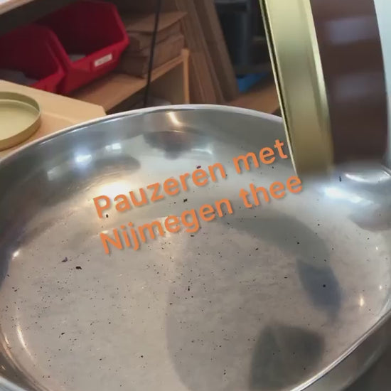 Filmpje over onze Nijmegenthee - Eerst de thee op de weegschaal uitschudden, dan een close-up, dan Michiel die lekker even pauzeert met een kopje Nijmegenthee.
