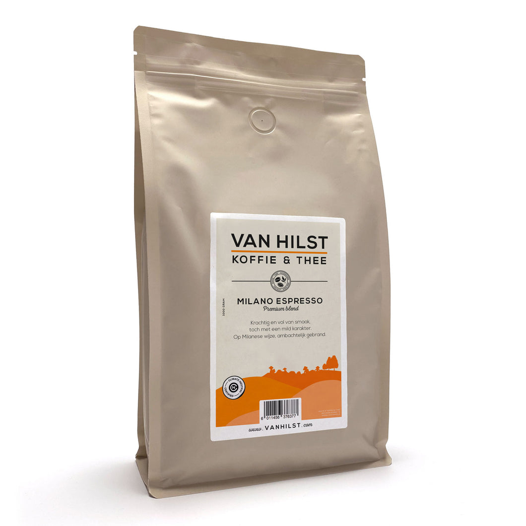 Afbeelding van een kilozak Van Hilst Koffie en Thee - Milano Espresso - Premium blend. Onze meest verkochte espressomelange. De koffie is verpakt in een hersluitbare zandkleurige kiloverpakking met ventiel van 100% kunststof, waardoor de zak recyclebaar is.