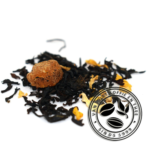 Abrikozenthee: zwarte thee, gekonfijte abrikozenstukjes, aroma, zonnebloembloesem. Van Hilst Koffie en Thee 