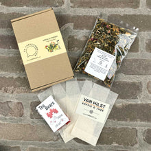 Load image into Gallery viewer, Afbeelding van de inhoud van de TeaBox: een zakje thee, een zakje TeaBears Drink or Eat, 5 vulbare en composteerbare theezakjes, een visitekaartje.
